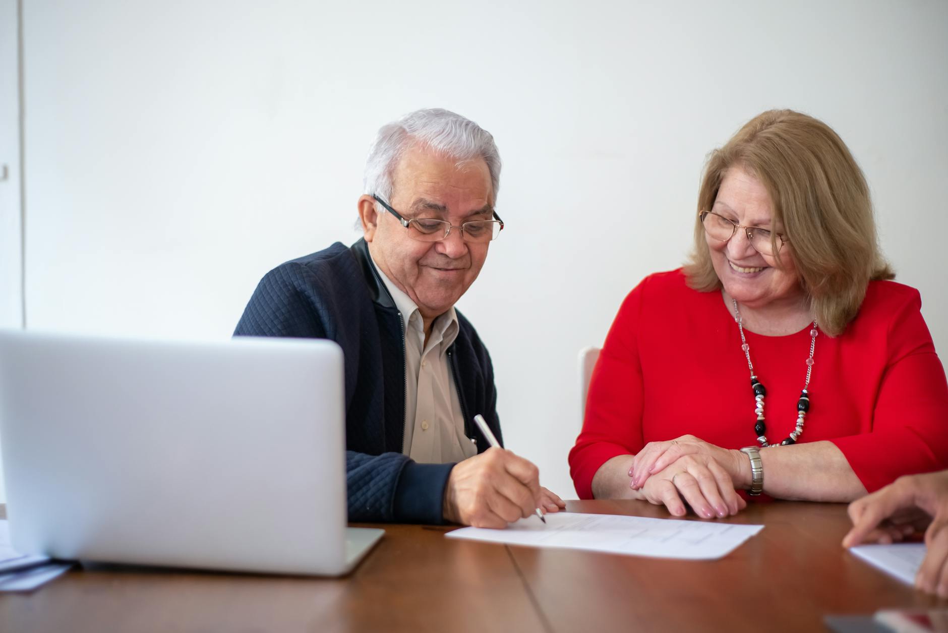 Roth IRA vs Traditional IRA for High Earners: Which Builds More Wealth by Age 65?