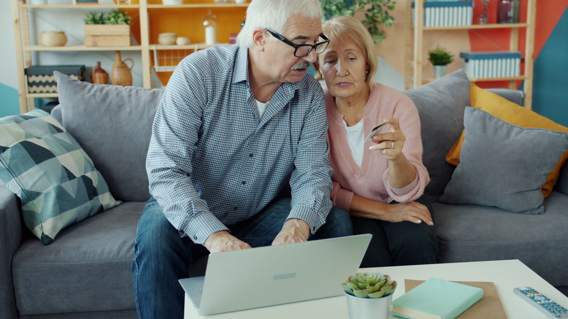 Roth 401(k) vs Traditional 401(k): Which Saves More Money in 2026?